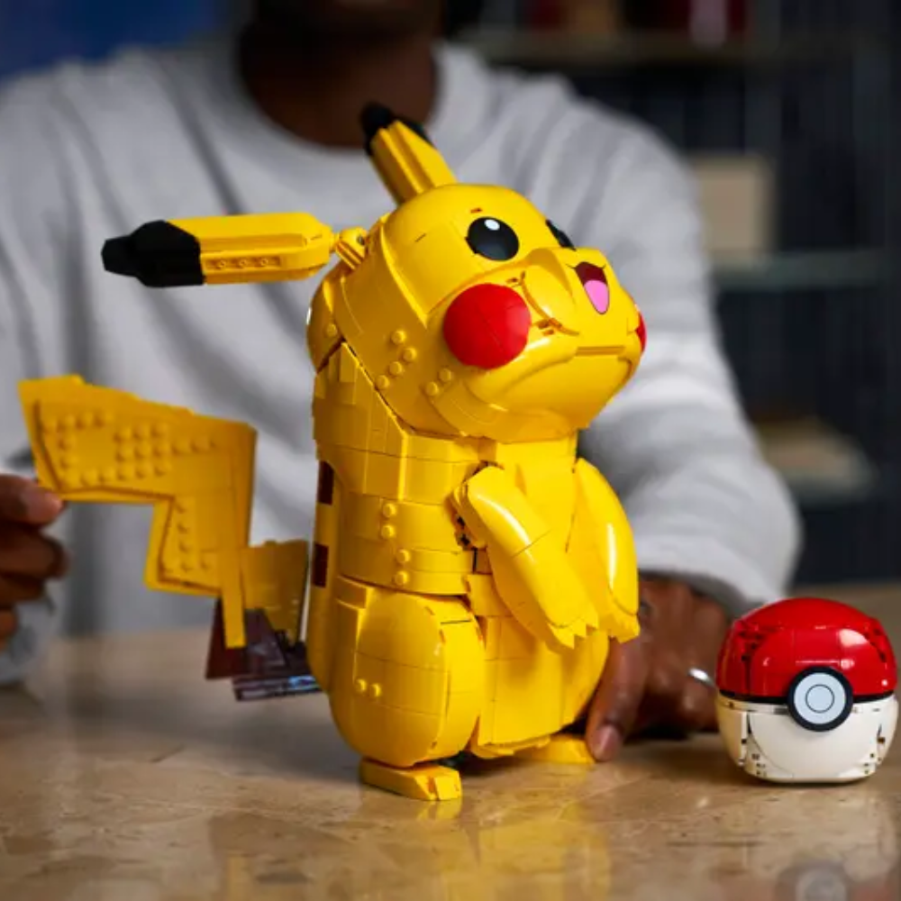 Pikachu y Poké Ball