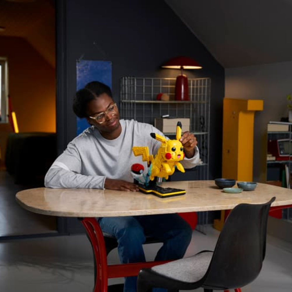 Pikachu y Poké Ball